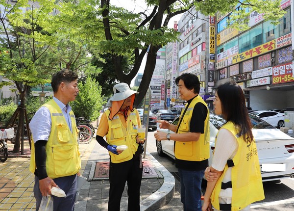 ▲ 현장 직원 격려하는 서일동 사장.
