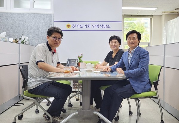 ▲ 기념촬영하는 문형근 의원, 이채명 의원, 이인수 팀장.