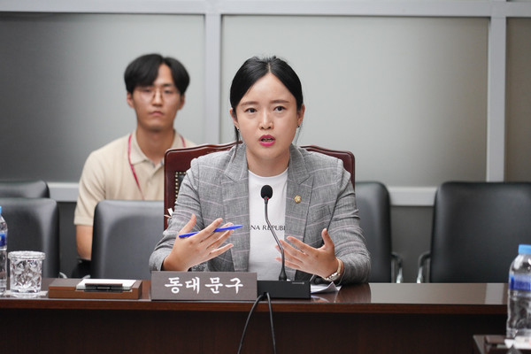 ▲ 동대문구의회 행정기획위원회 회의실에서 손세영 위원장이 조례안에 대한 위원들 질의에 답변하고 있다.