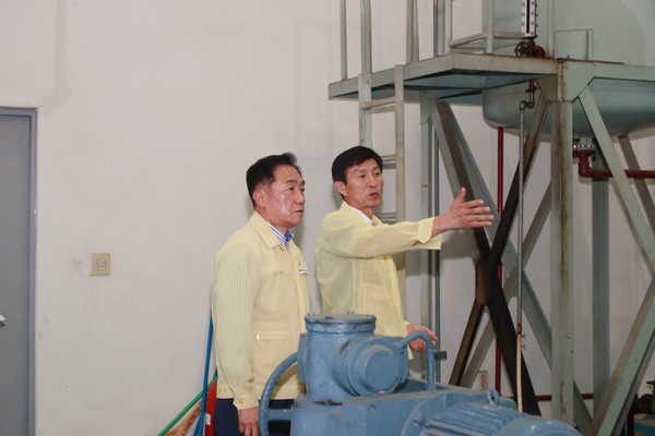 ▲ 정장선 평택시장이 포승배수펌프장 현장점검을 실시하고 있다.