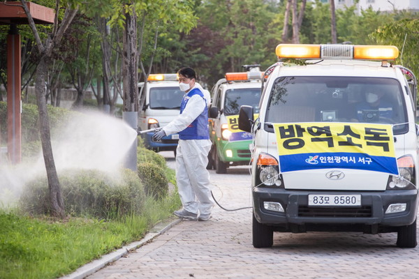 ▲ 강범석 인천서구청장이 방역을 실시하고 있다.