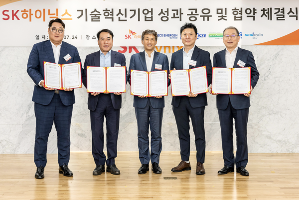 ▲ SK하이닉스가 24일 이천캠퍼스에서 7기 기술혁신기업 협약식을 가졌다. (왼쪽부터) 와이씨켐 이승훈 대표, ISTE 조창현 대표, 곽노정 SK하이닉스 대표이사 사장, 코비스테크놀로지 임은재 대표, 솔브레인SLD 노환철 대표.