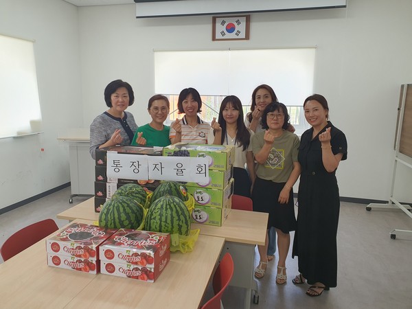 ▲ 연수구 송도5동 통장자율회 경로당 과일 나눔 행사 진행 모습.