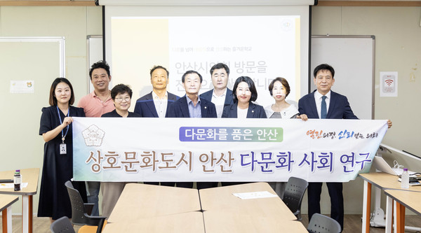 ▲ 간담회 후 기념 촬영에 임하고 있는 의원연구단체 소속 의원들과 연구용역사 및 의회사무국 관계자들의 모습.