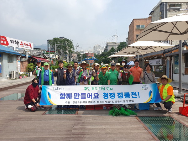 ▲ 맑고 깨끗한 정릉천을 위해 정릉3동에서 매달 청소 활동이 펼쳐진다. 지난 20일에도 어김없이 정릉3동 주민들과 단체원들이 모여 정릉천과 산책로 구석구석을 청소했다.