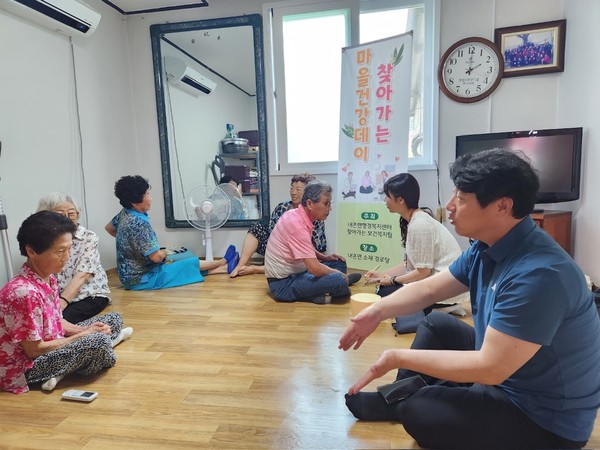 ▲ 포천시 내촌면 찾아가는 마을건강데이 사업 실시 모습.