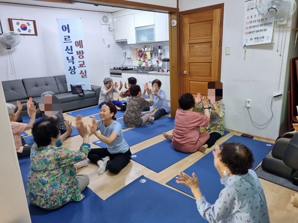 ▲ 여주시보건소 어르신 낙상 예방 프로그램 운영 모습.