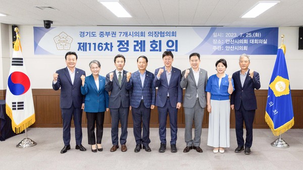 ▲ 개회식을 마치고 기념촬영에 임하고 있는 참석자들의 모습.