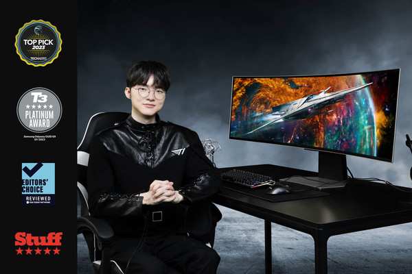 ▲ 프로게이머 '페이커(Faker)'가 서울 강남구에 위치한 T1 사옥에서 세계 최초 듀얼 QHD 해상도를 지원하는 OLED 게이밍 모니터 '오디세이 OLED G9'을 소개하고 있는 모습.