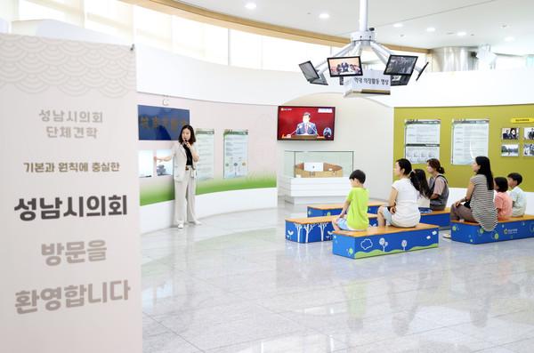 ▲ 가족과 함께하는 여름방학 의회체험 모습.