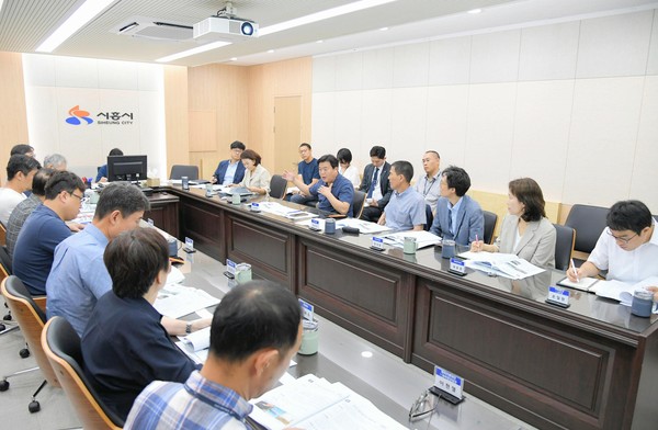 ▲ 임병택 시흥시장이 거북섬 활성화 축제 관련 공유회의를 주재하고 있다.