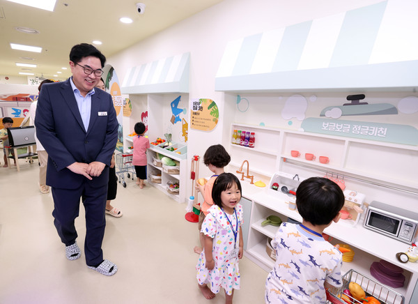 ▲ 박일하 동작구청장이 동작키즈카페 대방동점에서 아이들이 놀이하는 모습을 둘러보고 있다.