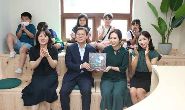 ▲ 꿈의 책방 개소식 기념사진.