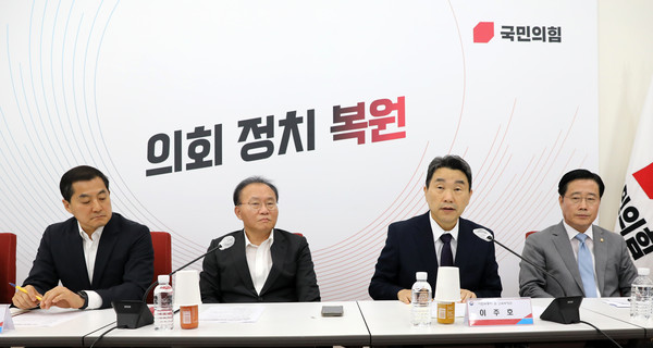 ▲ 이주호 사회부총리 겸 교육부 장관이 교권 보호 및 회복방안 관련 당·정협의회에서 발언을 하고 있다. /뉴시스