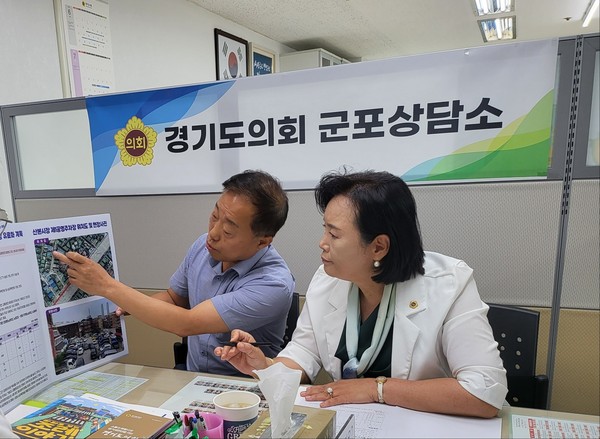 ▲ 정윤경 의원, 산본시장 주차난 해결위한 제1공영주차장 사용방법 논의 현장.