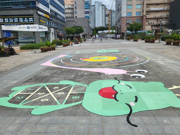 ▲ 용인특례시 영덕1동이 젊음의 광장에 바닥그림페인팅을 통한 놀이공간을 조성해 운영하고 있다.
