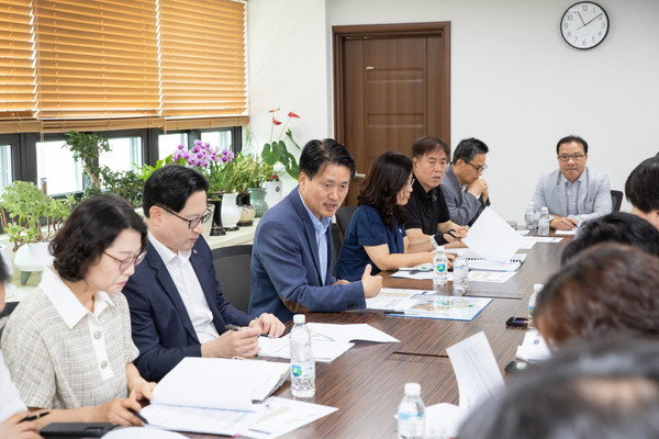 ▲ 강범석 인천서구청장이 주민단체와 소통하고 있다.
