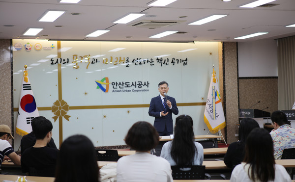 ▲ 허숭 안산도시공사 사장이 26일 공사 본사에서 청년들에게 공사를 소개하고 있다.