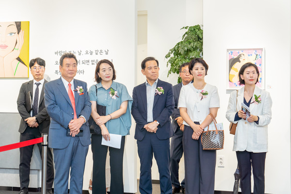 ▲ 전시회에 참석한 강남구의회 의원들(좌측에서 첫 번째 김형대 의장).