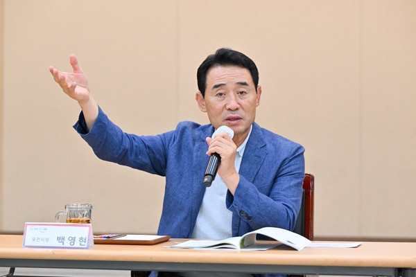 ▲ 백영현 포천시장이 2023년 하반기 청년 지방행정체험 간담회를 주재하고 있다.