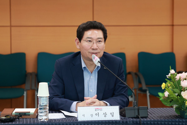 이상일 용인특례시장이 지난 27일 강원도 속초시와의 자매결연식에서 인사말을 하고 있다