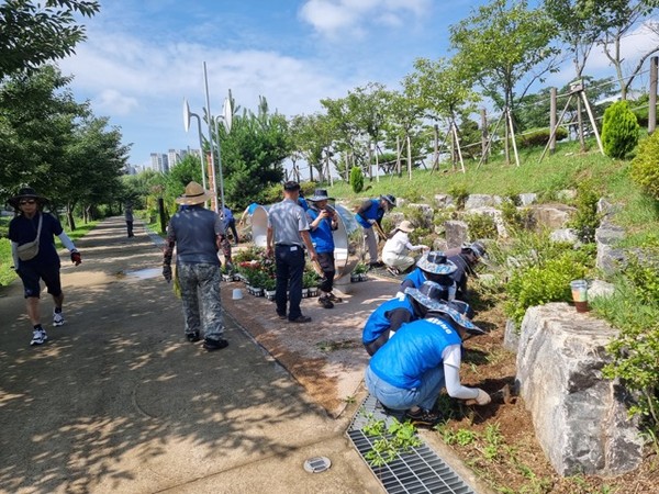 삼성전자(주) 기업 참여의숲 도시숲가꾸기 ‘구슬땀’ 중간