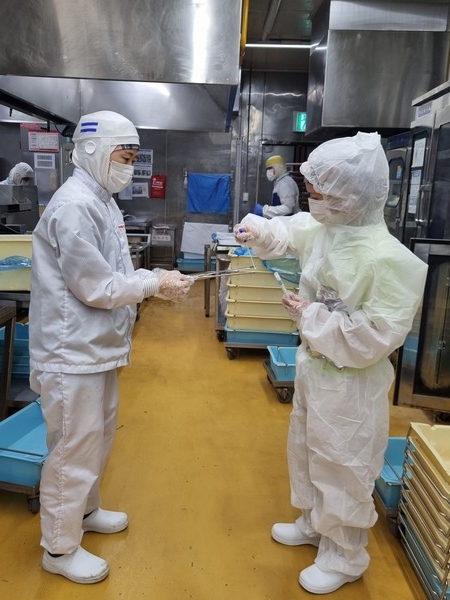 용인특례시 관계자가 도시락 제조업소에서 하절기 식중독 예방을 위한 특별 점검을 하고 있다.