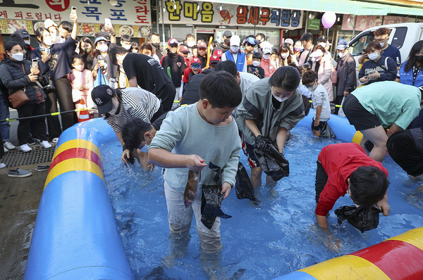 지난해 열린 제10회 월곶포구축제 '맨손 활어잡이'