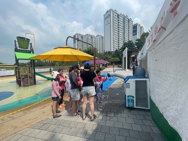 ▲ 화성시 야외용 냉방기 설치 모습.