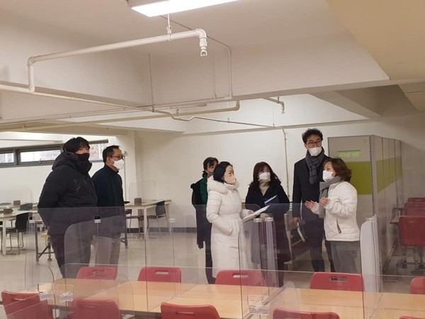 ▲ 전자영 의원이 신갈고 급식실을 방문해 관계자들과 현장을 점검하는 모습.