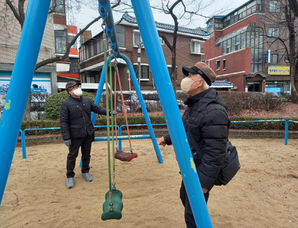 ▲ 남동구 노인일자리 안전놀이터수호대 활동 모습.