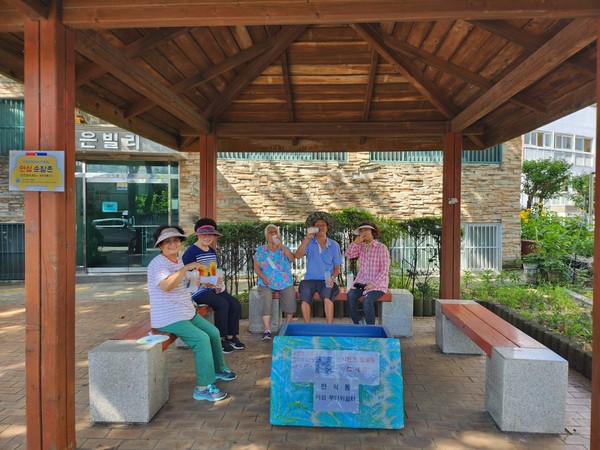 ▲ 인천 동구 만석동 야외 무더위 쉼터 얼음물 아이스박스 운영 모습.