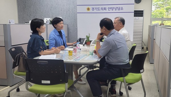 ▲ 이채명 의원, 벽화그리기 제안 주민 의견 청취 모습.
