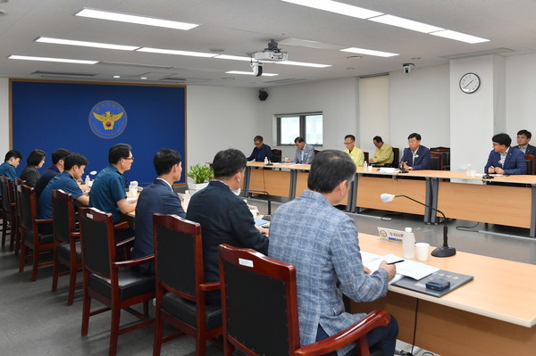 ▲ 신상진 성남시장이 시민 안전을 위한 예방과 대책 마련 회의를 주재하고 있다.