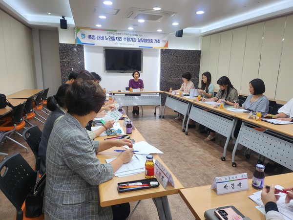 ▲ 부천시 폭염 대비 노인일자리 어르신의 안전한 활동 위한 회의 개최 모습.