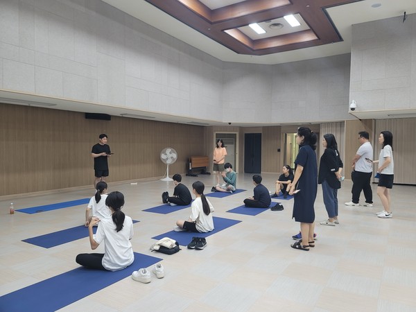 ▲ 자세교정 모습.