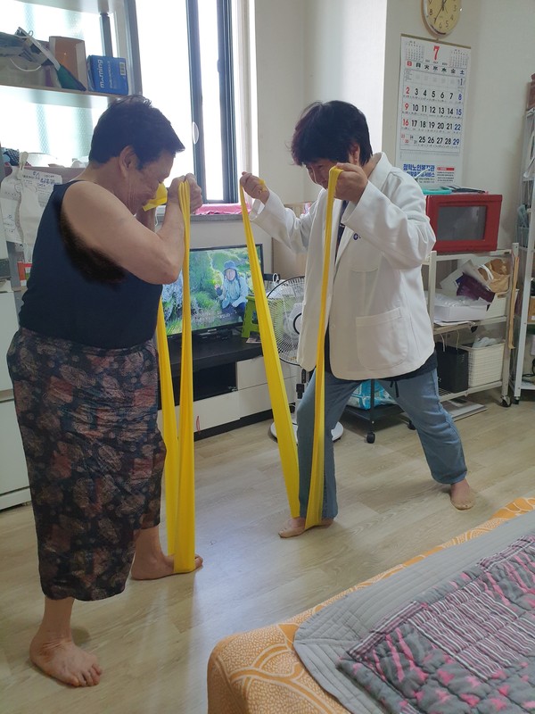 ▲ 연수구 폭염 피해 노출 허약 어르신 방문프로그램 운영 모습.