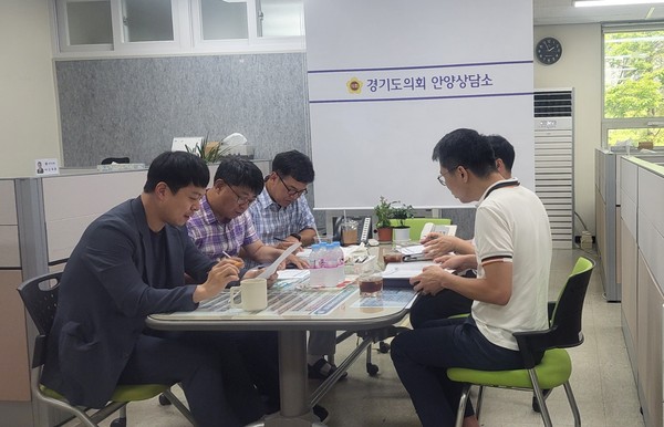 ▲ 김철현.김재훈.유영일 의원, 주요현안사업 공유 및 정책 정담회 개최 모습.