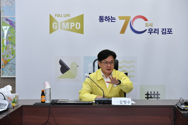 ▲ 김병수 김포시장이 연일 계속되는 폭염과 관련, 총력 대응을 지시하고 있다.
