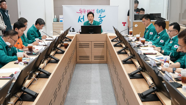 ▲ 오세훈 시장이 제6호 태풍 ‘카눈’ 대비 재난안전대책본부 대책회의에서 피해 예방에 총력을 다 해 줄 것을 당부하고 있다.
