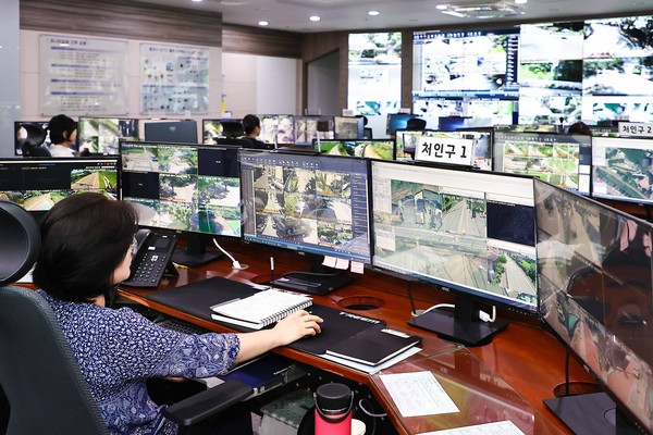 ▲ 시 청사 10층에 위치한 방범 CCTV 관제센터 모습.