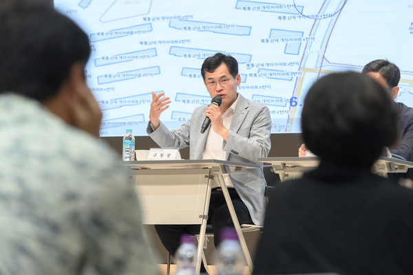 ▲ 주민설명회에서 질의응답 후 주민에게 관련 내용을 설명 중인 이기재 양천구청장.
