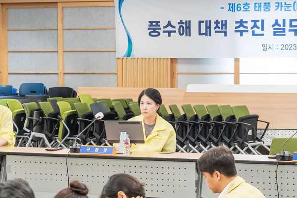 ▲ 태풍 대비 긴급점검회의 참석한 강동구청장.