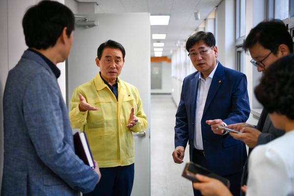 ▲ 백영현 포천시장과 관계자들이 이야기를 나누고 있다.