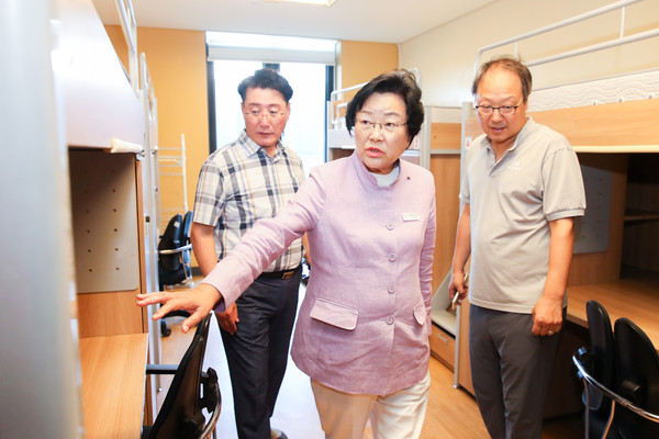 ▲ 김경희 이천시장이 잼버리 대원들이 머물 숙소를 점검하고 있다.
