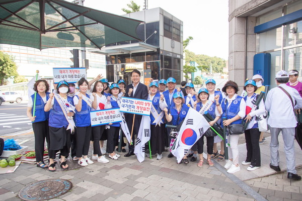 ▲ 한국자유총연맹 서구지회 나라사랑 서구사랑 태극기 달기 운동 실시 모습.