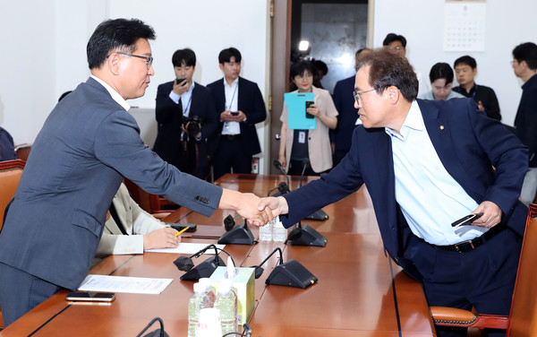 ▲ 이양수(왼쪽) 국민의힘 원내수석부대표와 송기헌 더불어민주당 원내수석부대표가 9일 오전 서울 여의도 국회에서 열린 제3차 수해 예방 및 복구 관련 여야 5+5 회담에서 악수를 하고 있다. /뉴시스