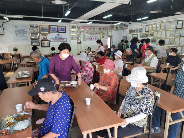 ▲ 작은이들무료금식소 배식 봉사활동 사진.