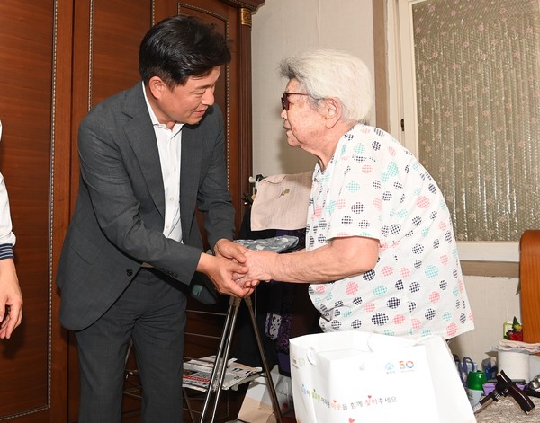 ▲ 조용익 시장이 어르신의 건강을 살피며 이야기를 나누고 있다.