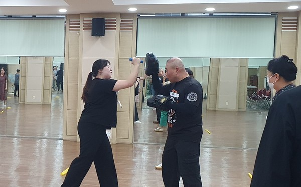 ▲ 성동생명안전배움터 호신술 교육 현장.